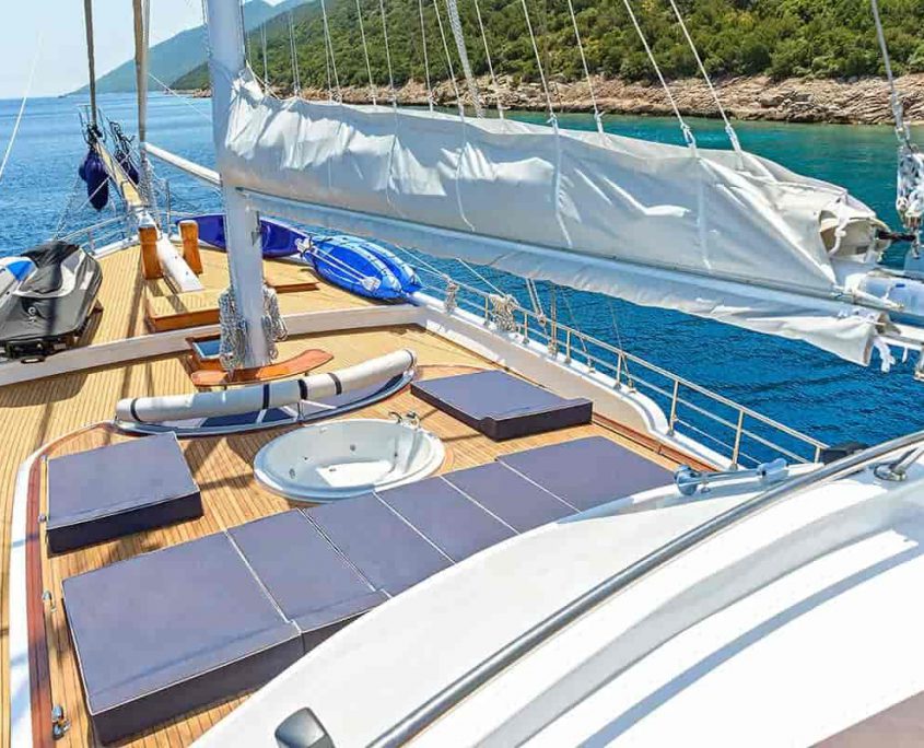 BELLA MARE Sundeck-min