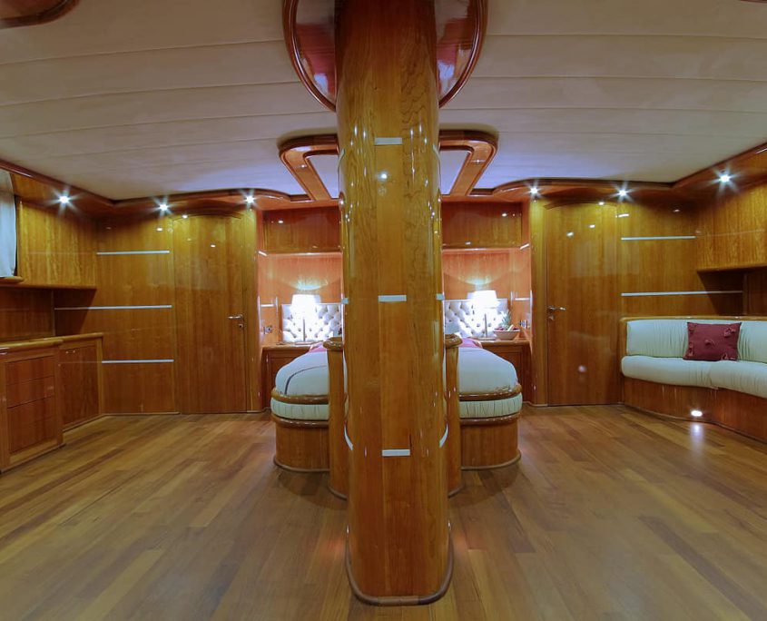 SILVERMOON Master Cabin SILVERMOON Master Cabin