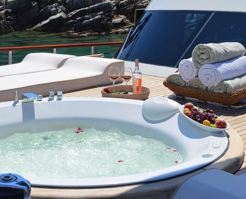 BLUE HEAVEN Jacuzzi on deck BLUE HEAVEN Jacuzzi on deck