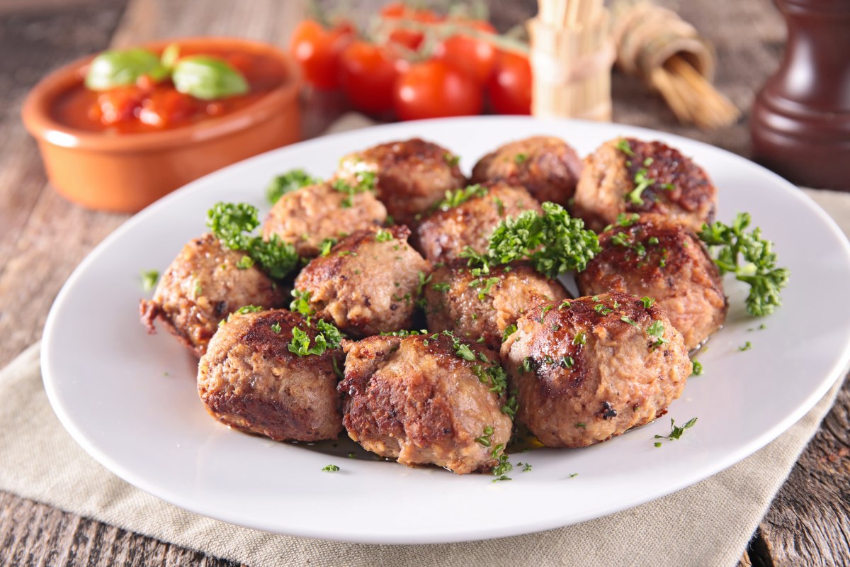 Grilled-meatballs-on-plate-min Grilled-meatballs-on-plate-min