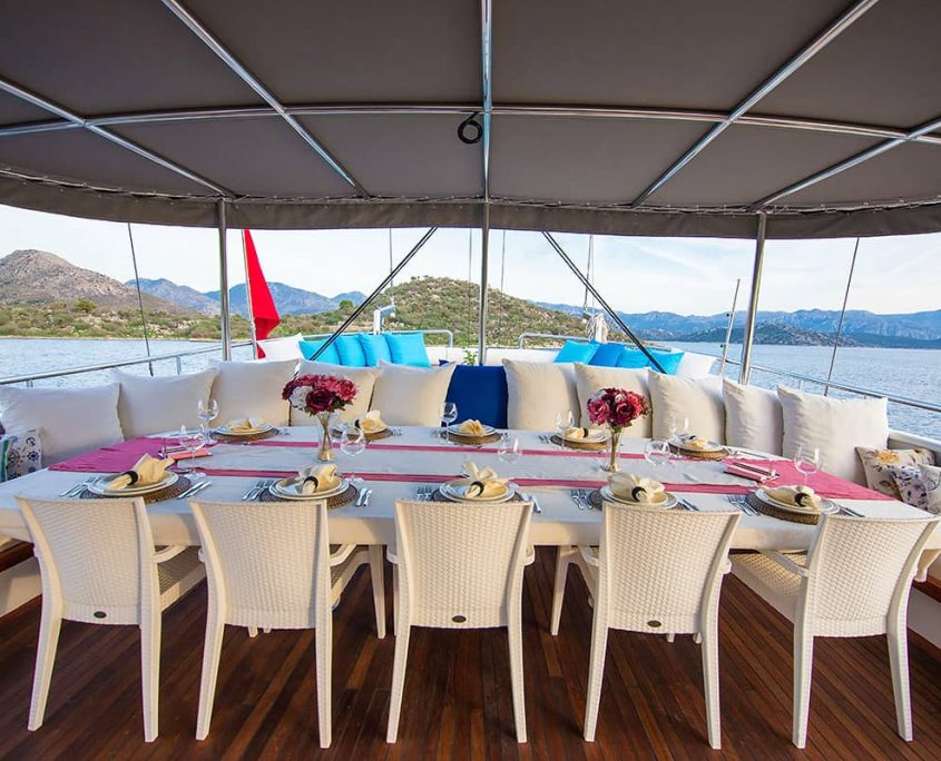 NEVRA QUEEN Dining area