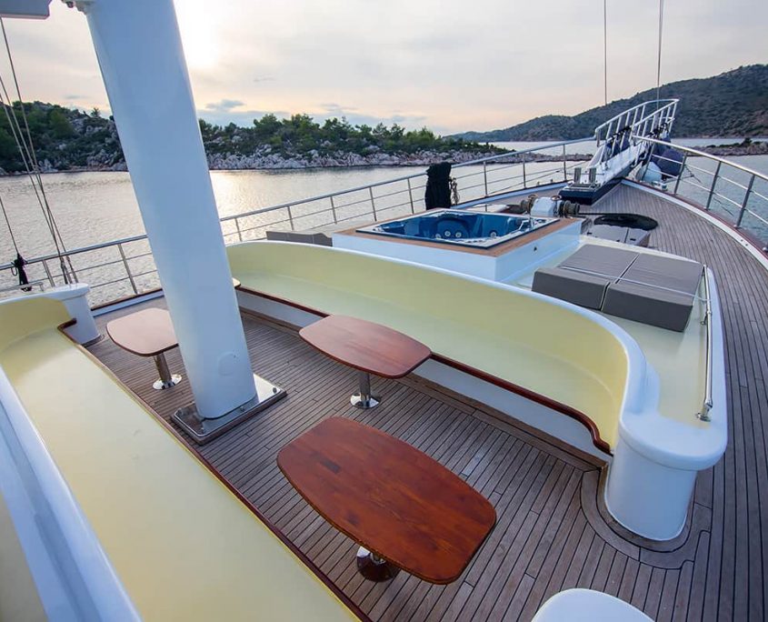 NEVRA QUEEN Sitting area