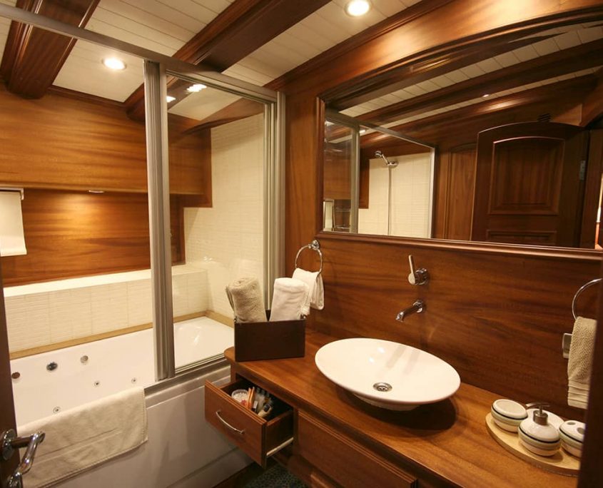 CANER 4 Master bathroom