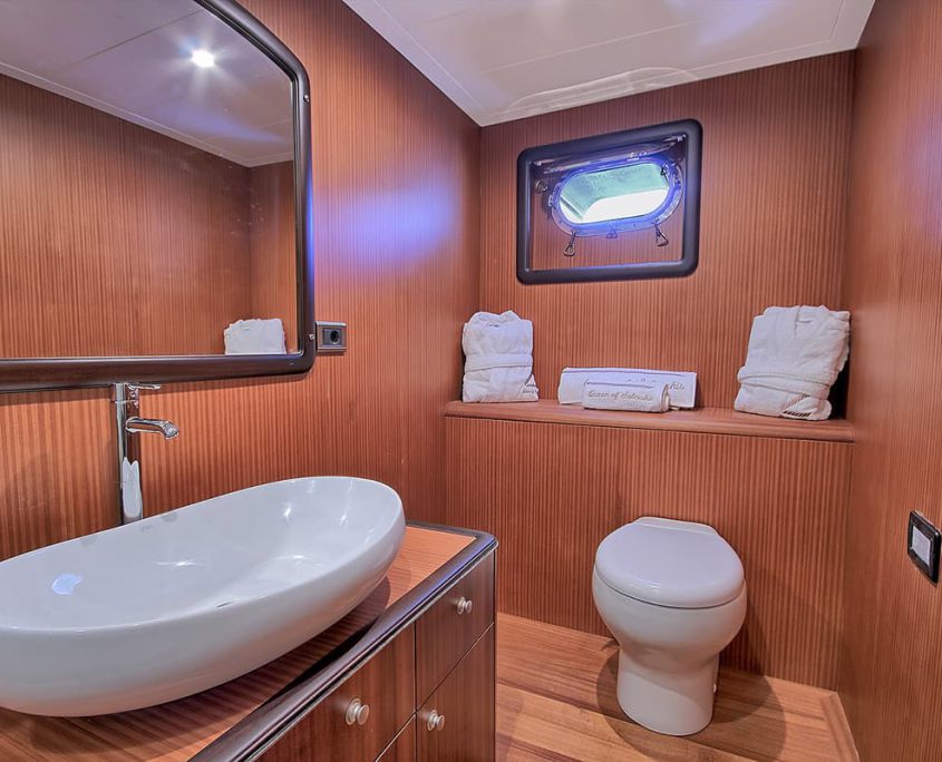 QUEEN OF SALMAKIS Bathroom QUEEN OF SALMAKIS Bathroom