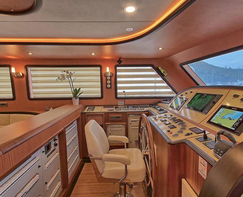 QUEEN OF SALMAKIS Captains place QUEEN OF SALMAKIS Captains place