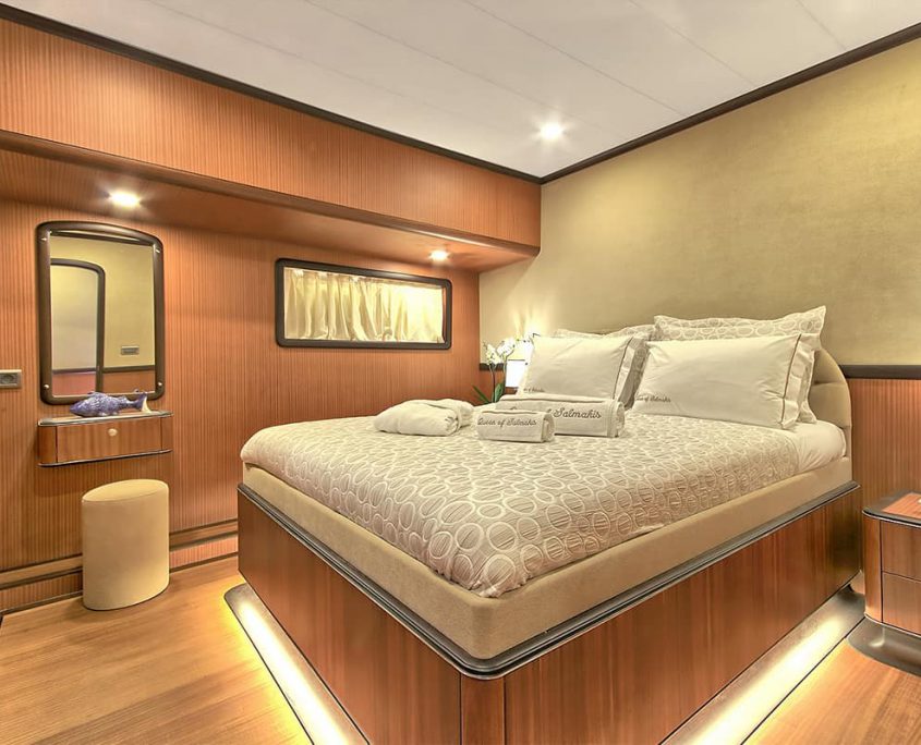 QUEEN OF SALMAKIS Double cabin QUEEN OF SALMAKIS Double cabin