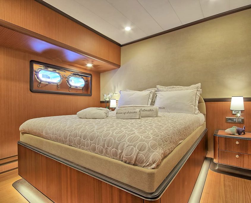 QUEEN OF SALMAKIS Double cabin QUEEN OF SALMAKIS Double cabin