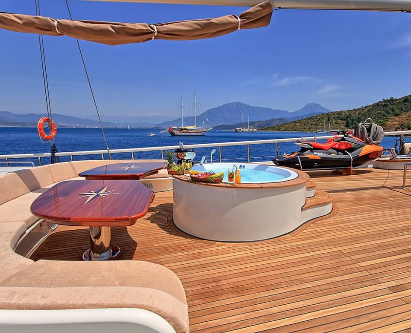 QUEEN OF SALMAKIS Front deck QUEEN OF SALMAKIS Front deck