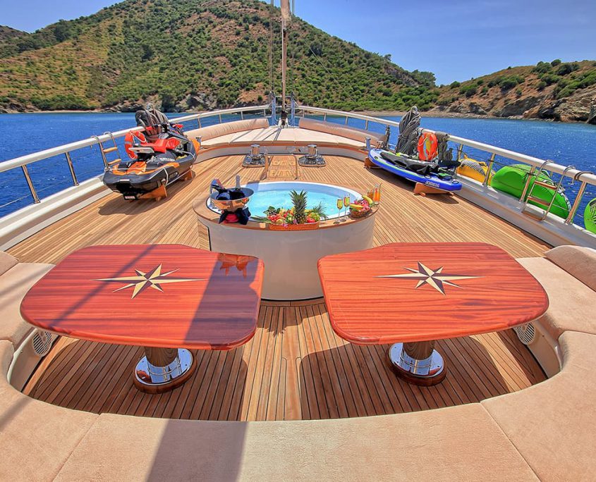 QUEEN OF SALMAKIS Front deck QUEEN OF SALMAKIS Front deck