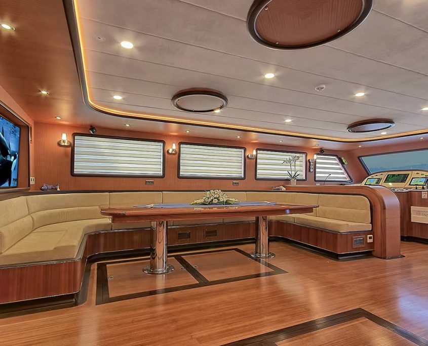 QUEEN OF SALMAKIS Salon QUEEN OF SALMAKIS Salon