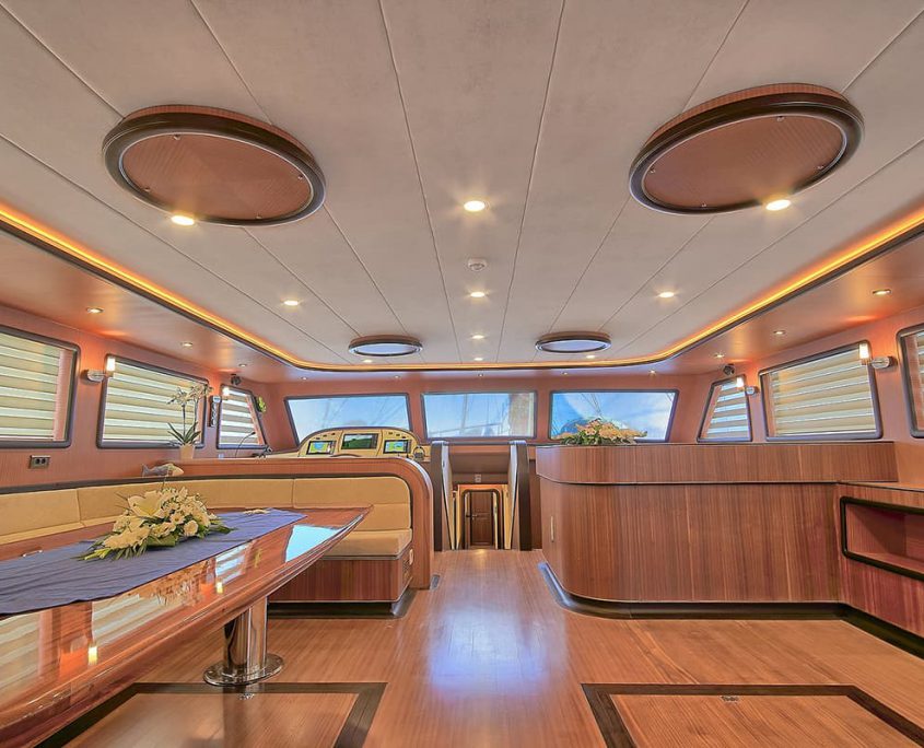 QUEEN OF SALMAKIS Salon QUEEN OF SALMAKIS Salon