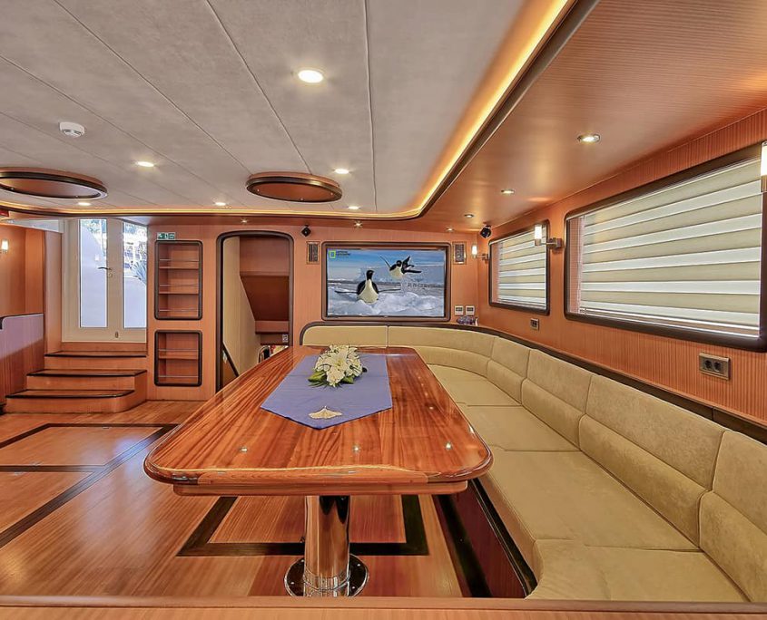 QUEEN OF SALMAKIS Salon QUEEN OF SALMAKIS Salon