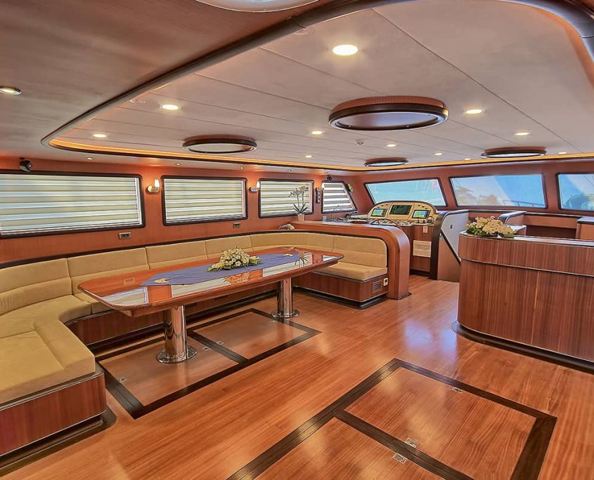 QUEEN OF SALMAKIS Salon QUEEN OF SALMAKIS Salon