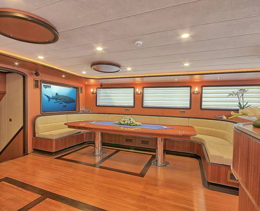 QUEEN OF SALMAKIS Salon QUEEN OF SALMAKIS Salon