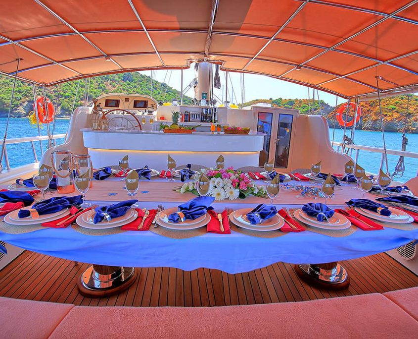 QUEEN OF SALMAKIS Table decoration QUEEN OF SALMAKIS Table decoration